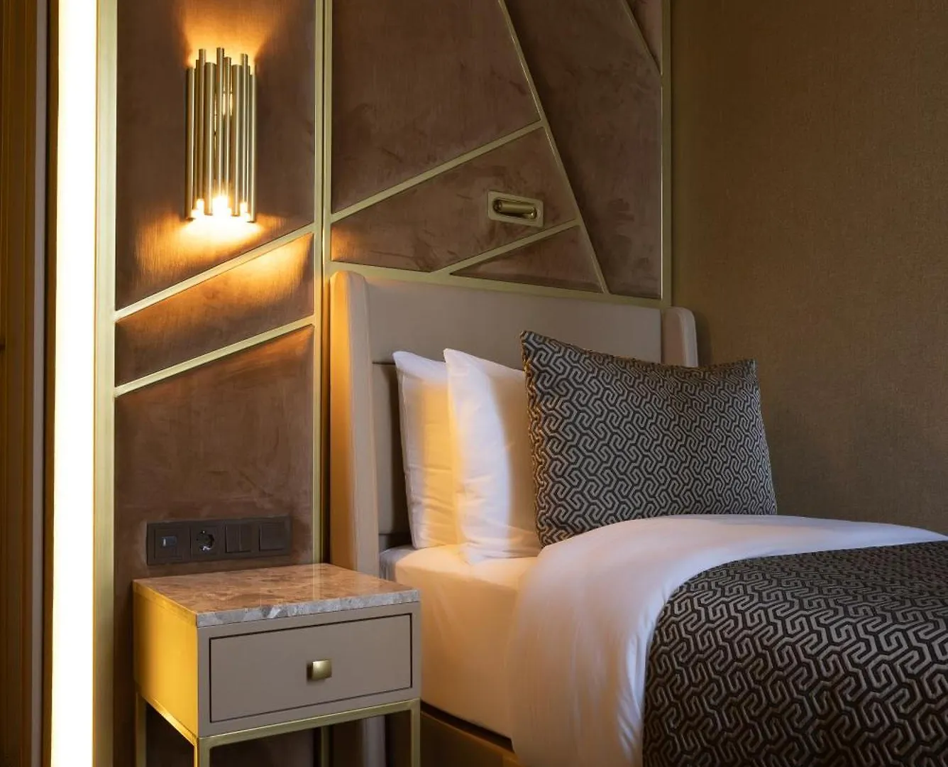 Art Hotel Rotterdam-Fully Renovated
